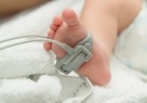 Adhésif de qualité médicale Dymax 2101-MW-UR utilisé dans les dispositifs médicaux portables intelligents tels que les oxymètres de pouls pour bébé